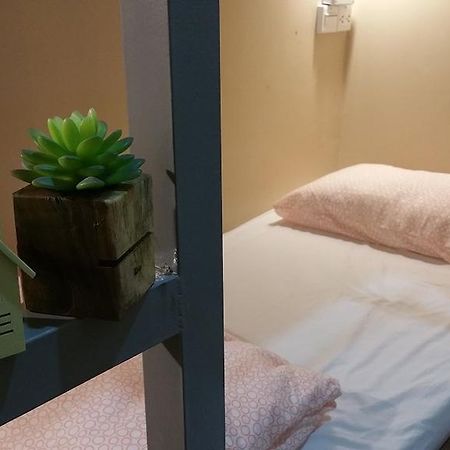 Green Home Hostel And Massage Банкок Екстериор снимка