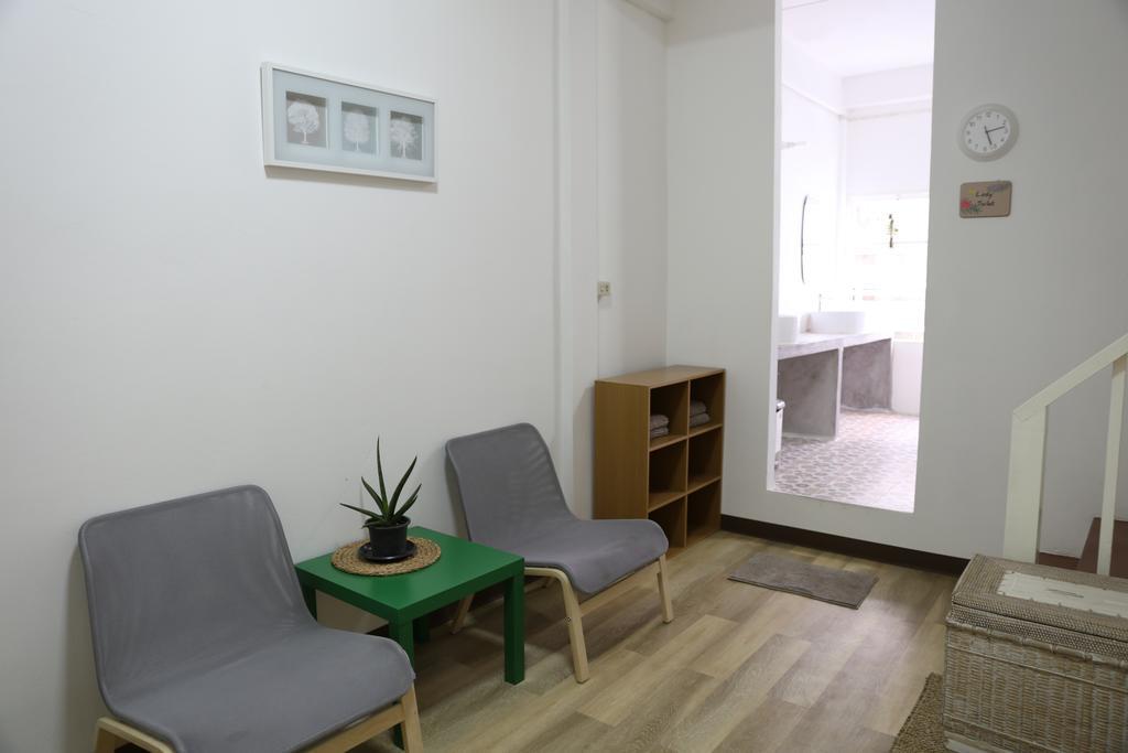 Green Home Hostel And Massage Банкок Екстериор снимка