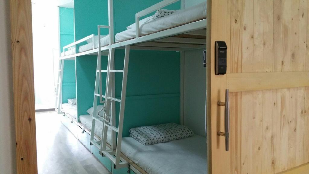 Green Home Hostel And Massage Банкок Екстериор снимка