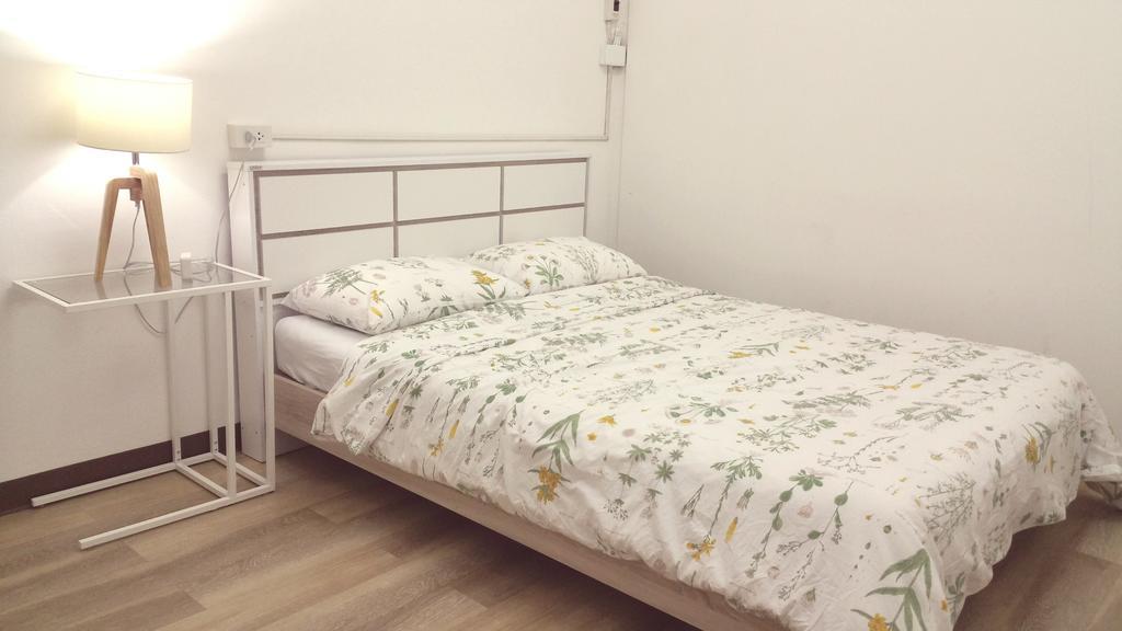 Green Home Hostel And Massage Банкок Екстериор снимка