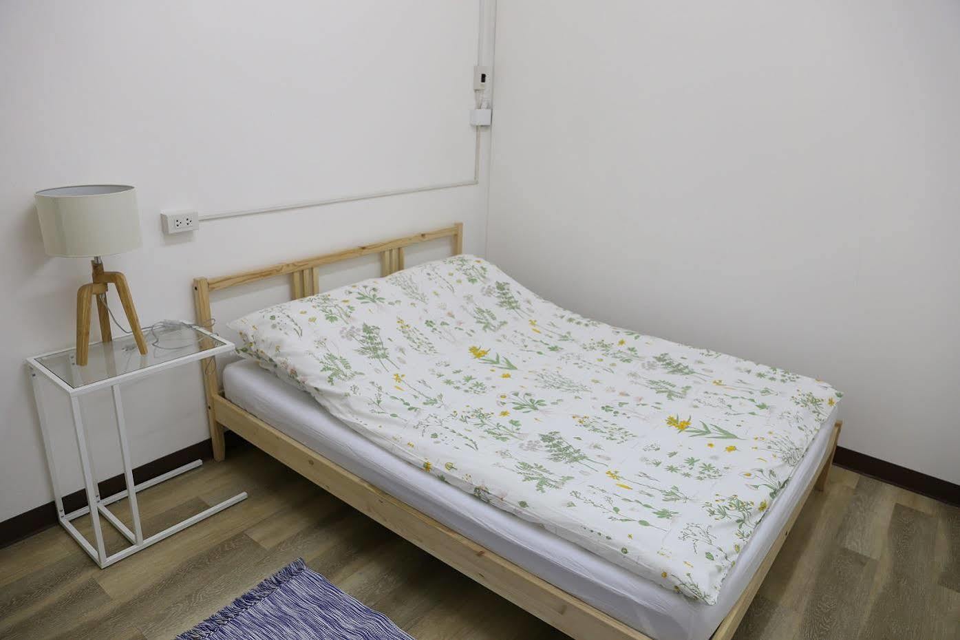 Green Home Hostel And Massage Банкок Екстериор снимка