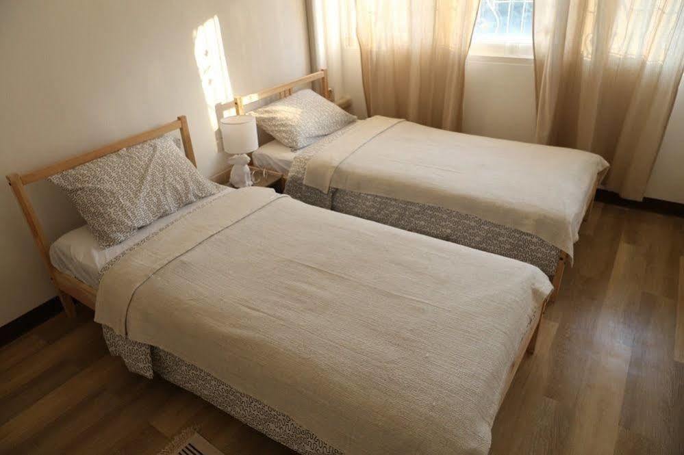 Green Home Hostel And Massage Банкок Екстериор снимка