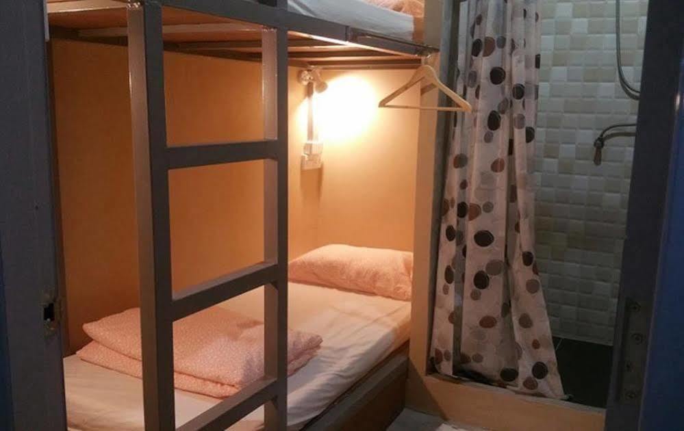 Green Home Hostel And Massage Банкок Екстериор снимка